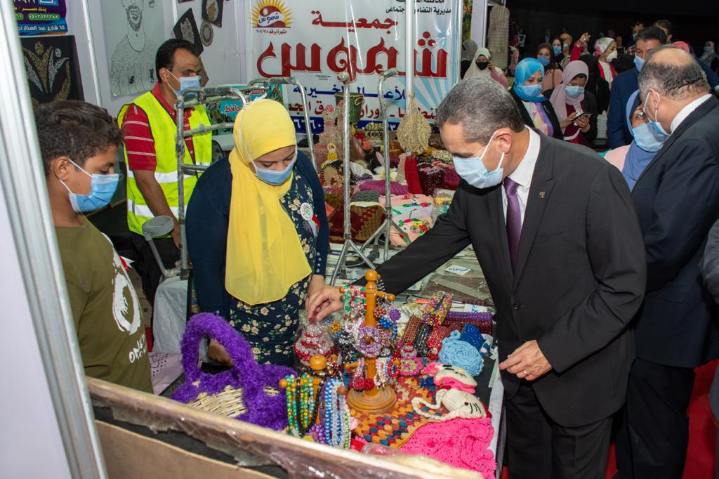 محافظ الغربية ... يشيد بجودة منتجات  وأسعار معرض صنع بأيدينا -صور