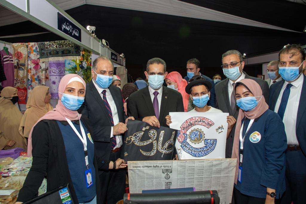 محافظ الغربية ... يشيد بجودة منتجات  وأسعار معرض صنع بأيدينا -صور