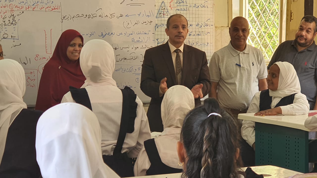 وكيل تعليم الأقصر يتفقد العمل داخل مدرستين بإدارة البياضية
