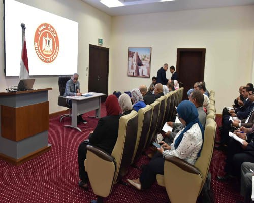 وزير العمل يوجه بالتفتيش على المنشآت لتطبيق إجراءات الصحة المهنية