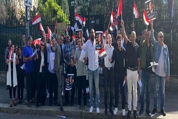 مظاهرة حب للرئيس السيسى من الجالية أمام القنصلية المصرية بميلانو 