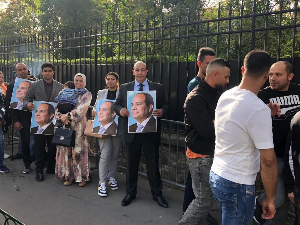 مظاهرة حب للرئيس السيسى من الجالية أمام القنصلية المصرية بميلانو 