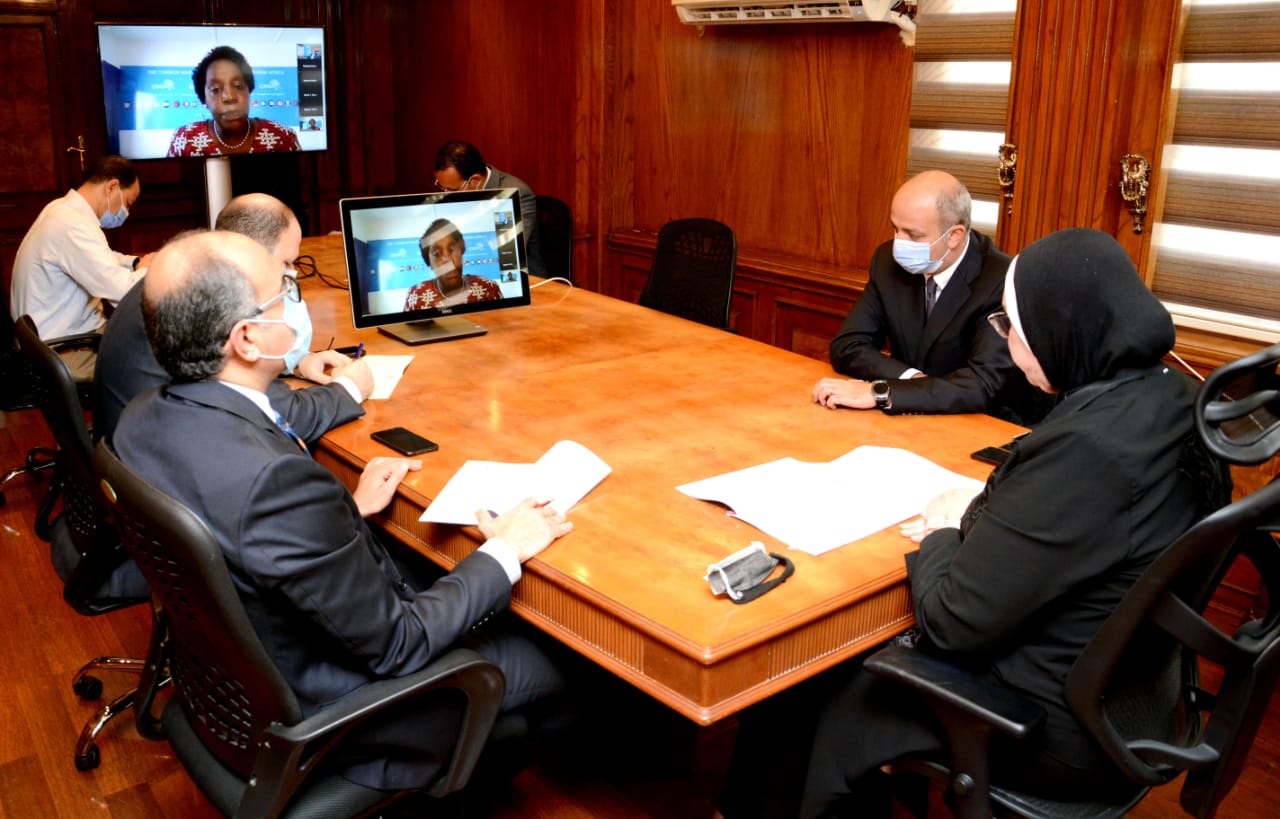 وزيرة التجارة و الصناعة تبحث تعزيز التعاون الاقتصادي والتجارى مع 