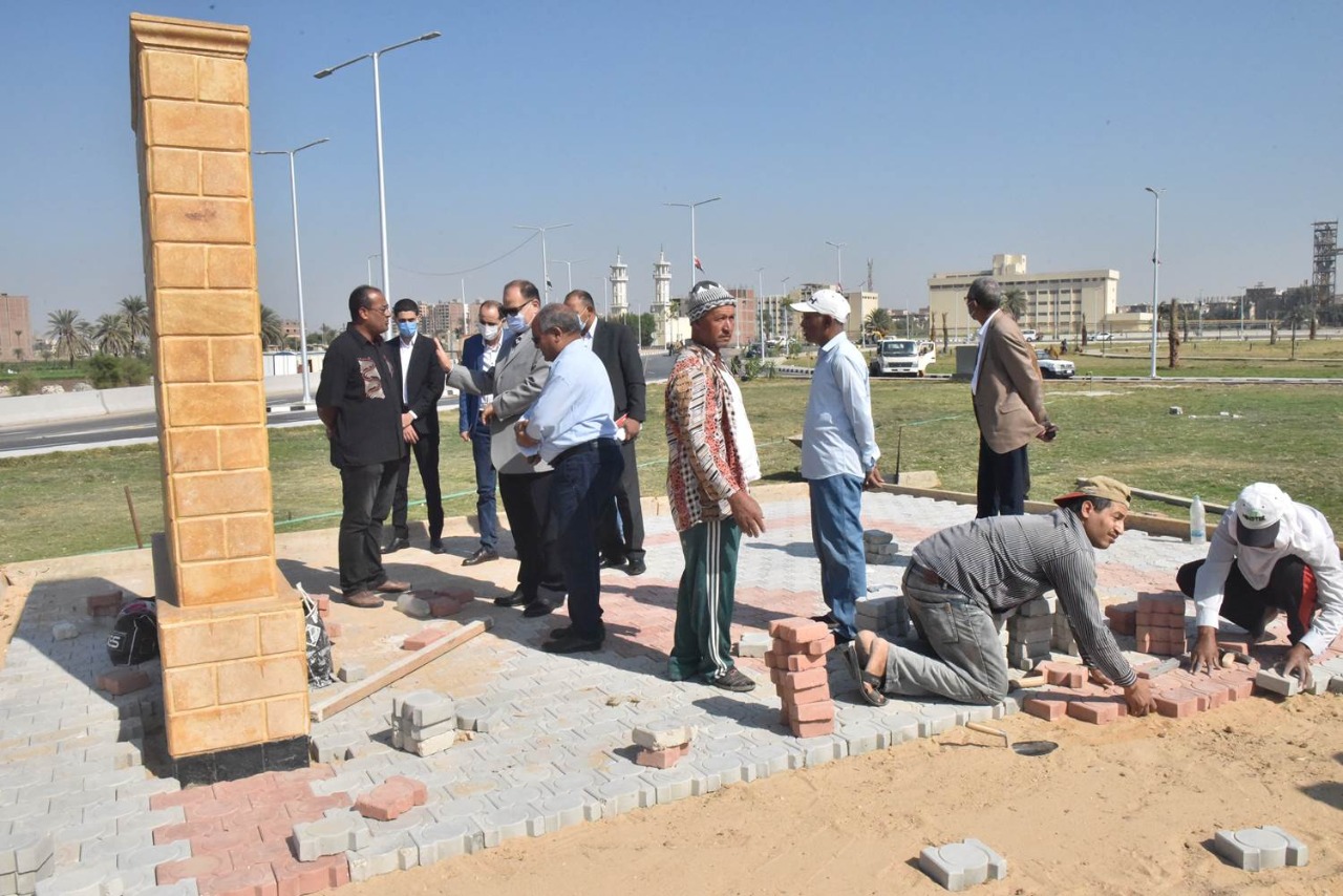 محافظ أسيوط يتفقد الأعمال النهائية لمحور الهضبة الغربية وتطوير الطريق الدائرى
