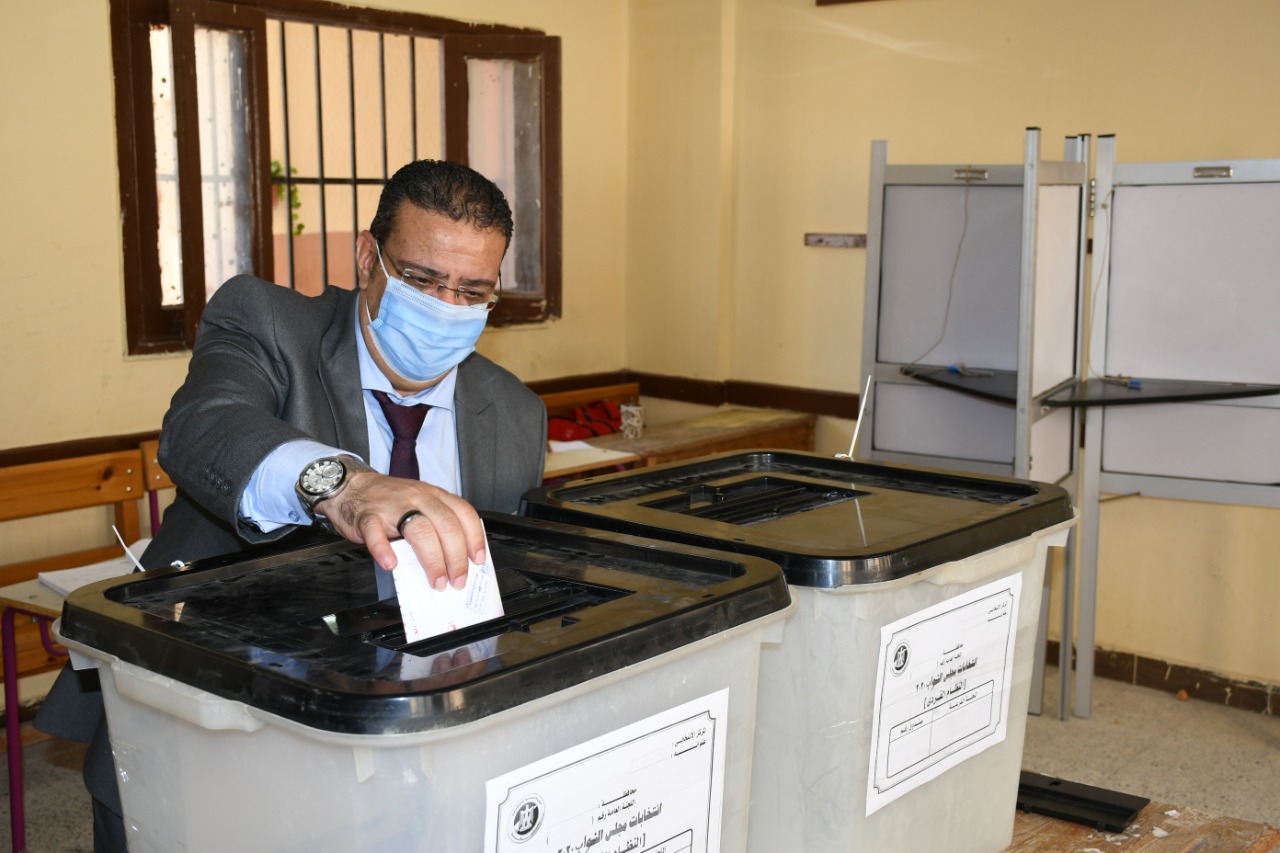 رئيس جامعة القناة يدلى بصوته في انتخابات مجلس النواب 