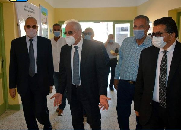 محافظ جنوب سيناء يتفقد لجان الانتخابات ويشيد بدور المرأة ومشاركتها.. بالصور