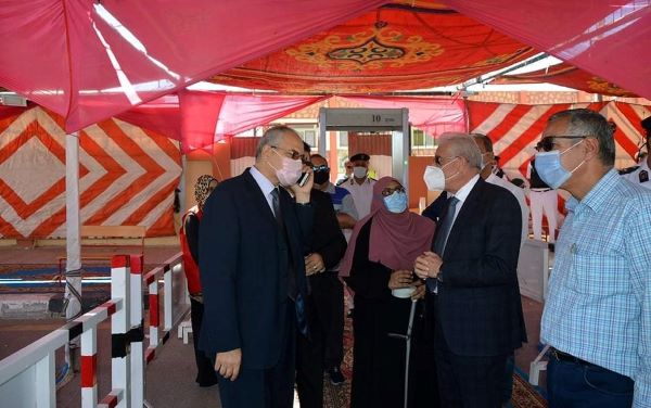 محافظ جنوب سيناء يتفقد لجان الانتخابات ويشيد بدور المرأة ومشاركتها.. بالصور