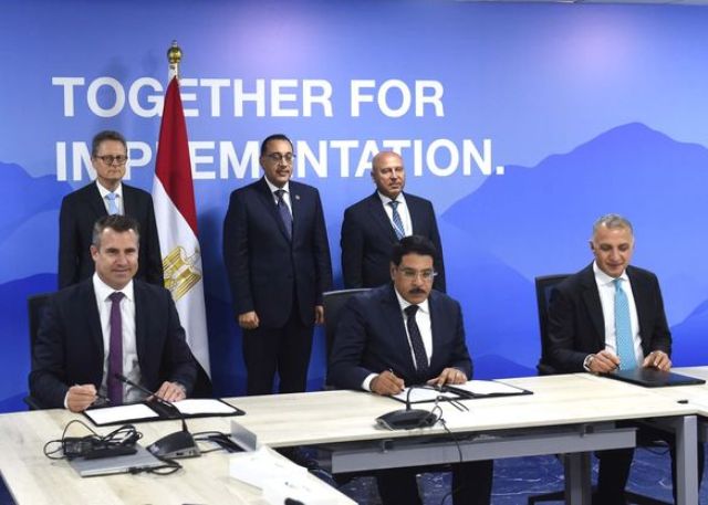 رئيس الوزراء يشهد توقيع عقد بالأحرف الأولى لإدارة وتشغيل الخط الأول 