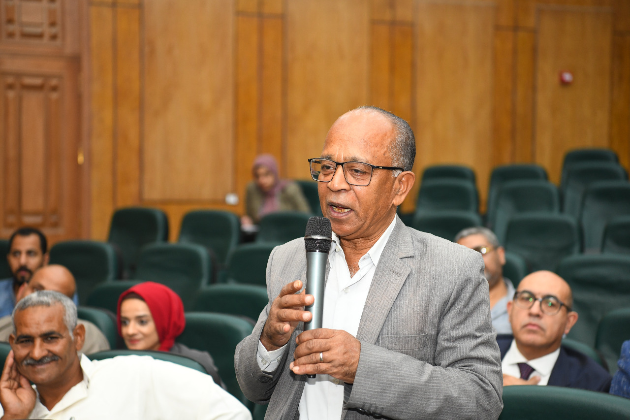 محافظ قنا يبحث سبل دعم المستثمرين وحل مشاكلهم