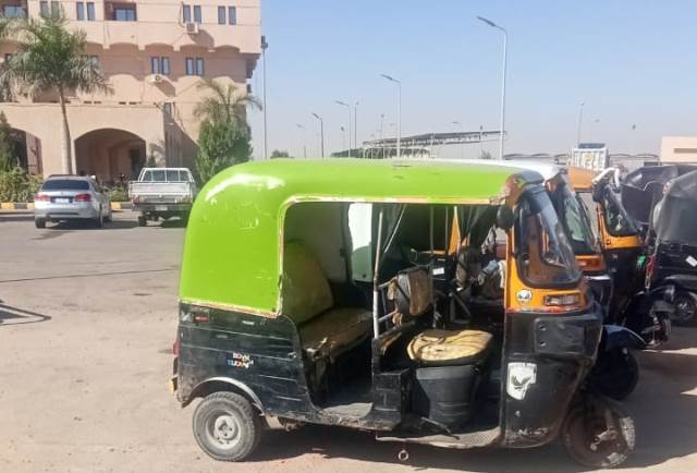 جهاز مدينة بدر يصادر 9 تكاتك و3 تروسيكلات بالتعاون مع المرور صور