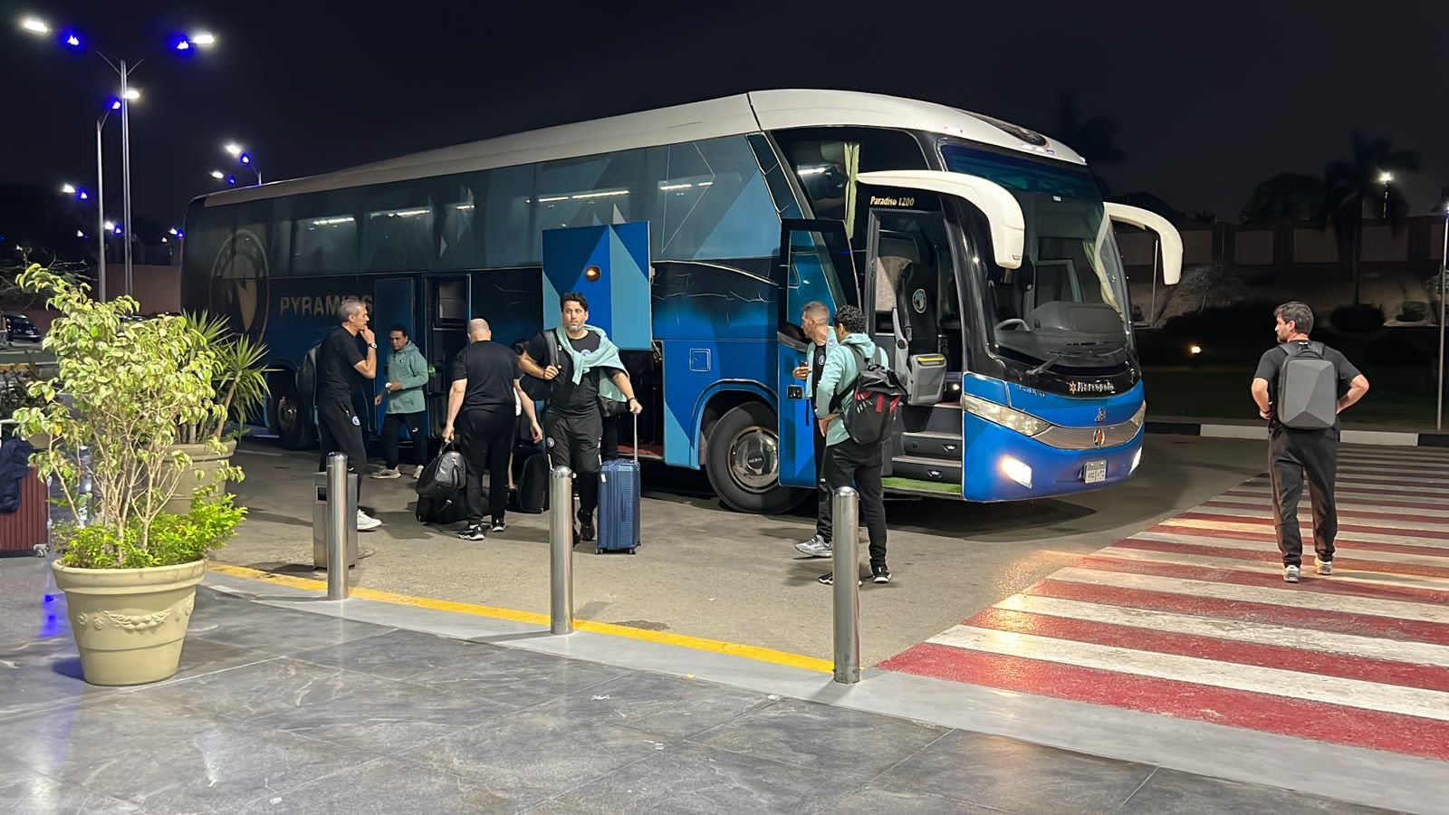 الزمالك يصل استاد القاهرة برفقة بيراميدز استعدادًا لموقعة الكأس