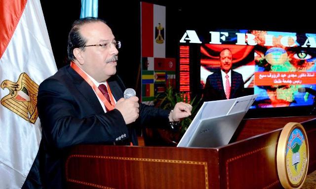 جامعة القاهرة والسكان واليونيسيف يكرمون الدكتور احمد شكل