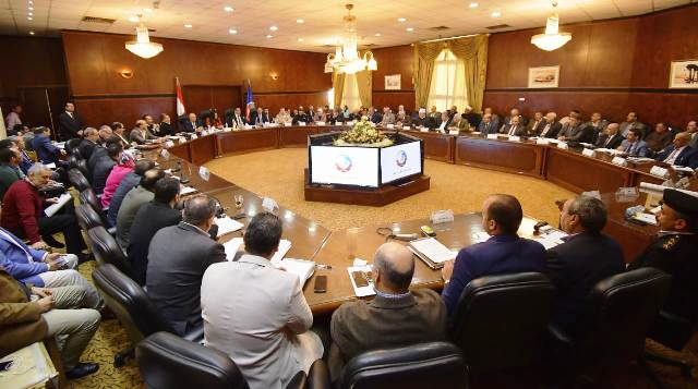 محافظ البحيرة: مهلة ٦ شهور لترخيص التكاتك وسيارات السرفيس المخالفة.. بالصور