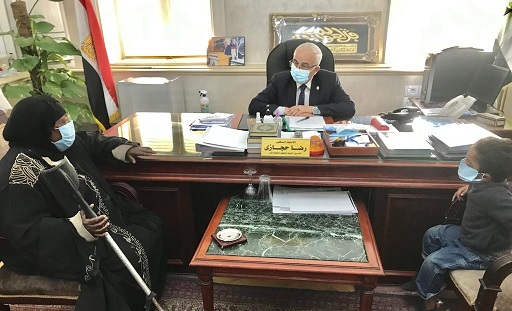 الدكتور رضا حجازي خلال استقباله الطفل سيد وجدته