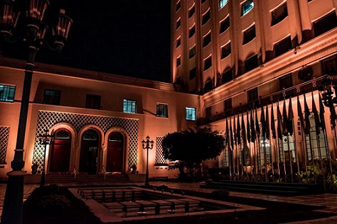 مبني جامعة الدول العربية مضاء باللون البرتقالي