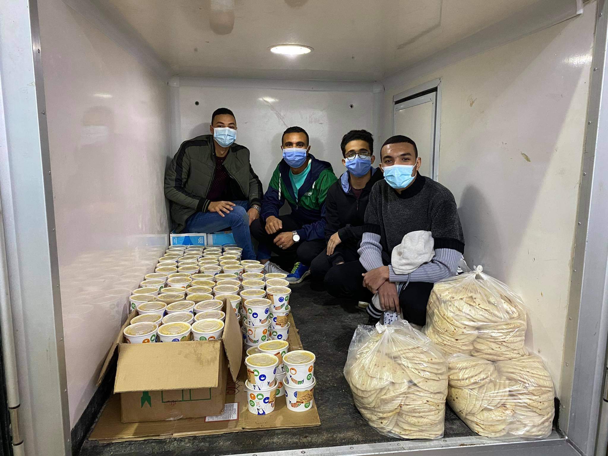 (عربية الدفا)  توزع شوربة العدس علي السهرانين بشوارع الزقازيق