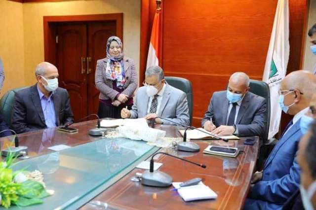 محافظ سوهاج ورئيس هيئة تنمية الصعيد يوقعان بروتوكولا للتعاون المشترك