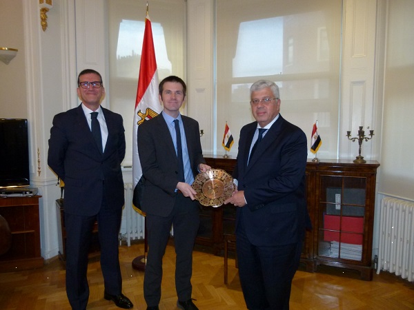 الدكتور ايمن عاشور