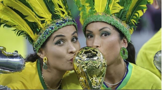 فتاة تداعب الكرة بمهارة في شوارع قطر 