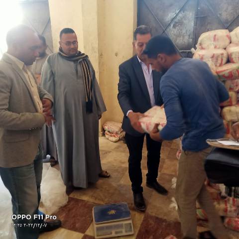 ضبط 11 طن سكر قبل بيعها في السوق السوداء بنقادة 