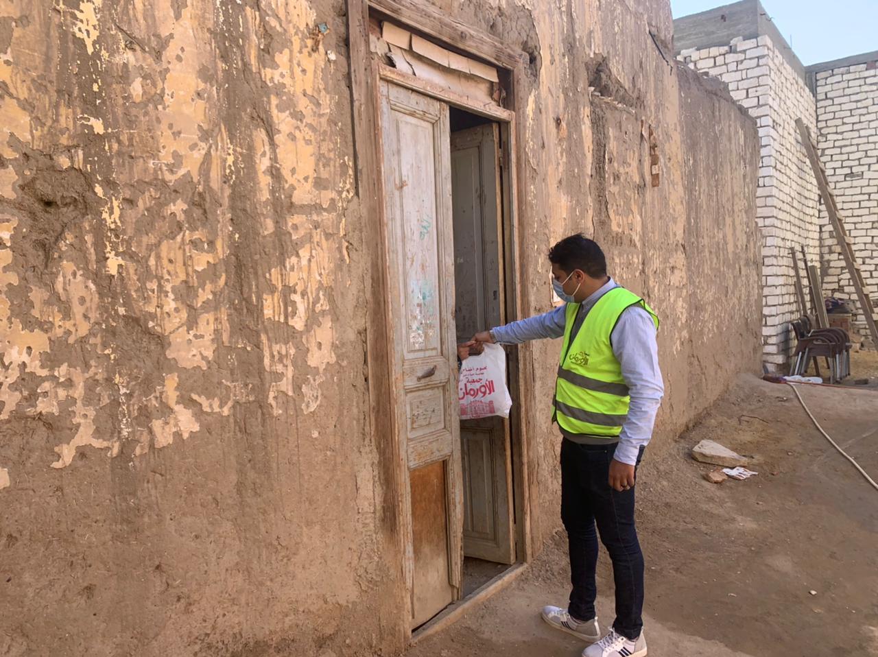 الأورمان تبدأ توزيع لحوم على الأسر الاكثر احتياجا ب39 قرية بالاقصر   