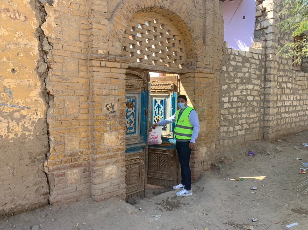 الأورمان تبدأ توزيع لحوم على الأسر الاكثر احتياجا ب39 قرية بالاقصر   