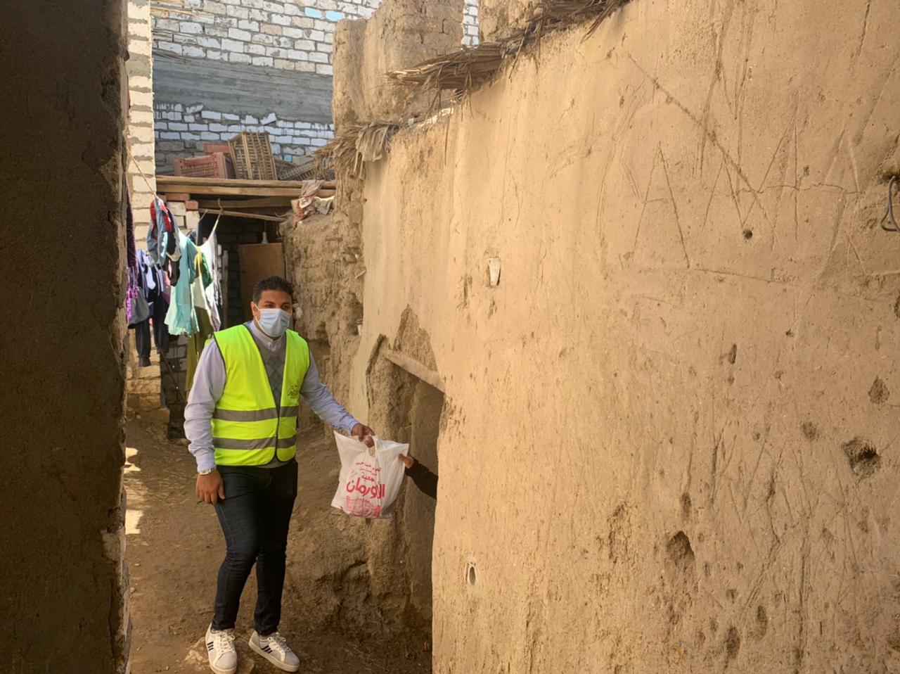 الأورمان تبدأ توزيع لحوم على الأسر الاكثر احتياجا ب39 قرية بالاقصر   