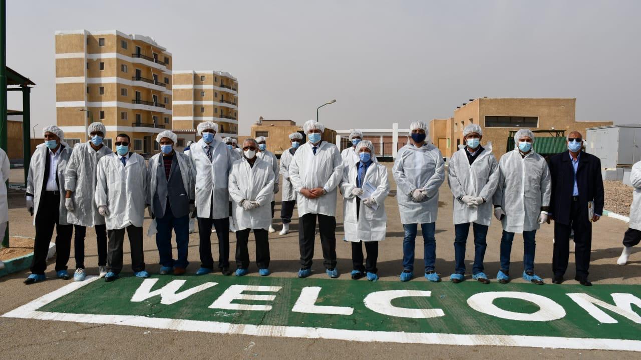 وزير الزراعة ومحافظ الفيوم يتفقدان المشروع القومي لإنتاج البيض الخالي من المسببات المرضية بكوم أوشيم