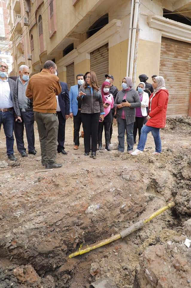 الأعمال الجارية بشبكة إنحدار الصرف الصحي بمنطقة الدعايم وادراج المنطقة بخطة الرصف 