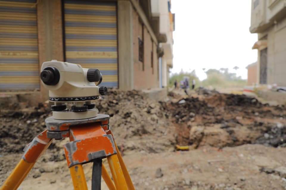 الأعمال الجارية بشبكة إنحدار الصرف الصحي بمنطقة الدعايم وادراج المنطقة بخطة الرصف 