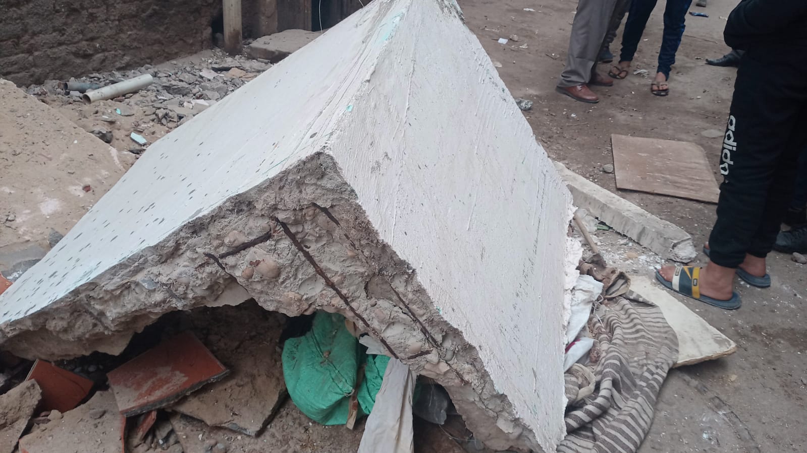 رئيس مدينة دمنهور فى موقع العقار المنهار