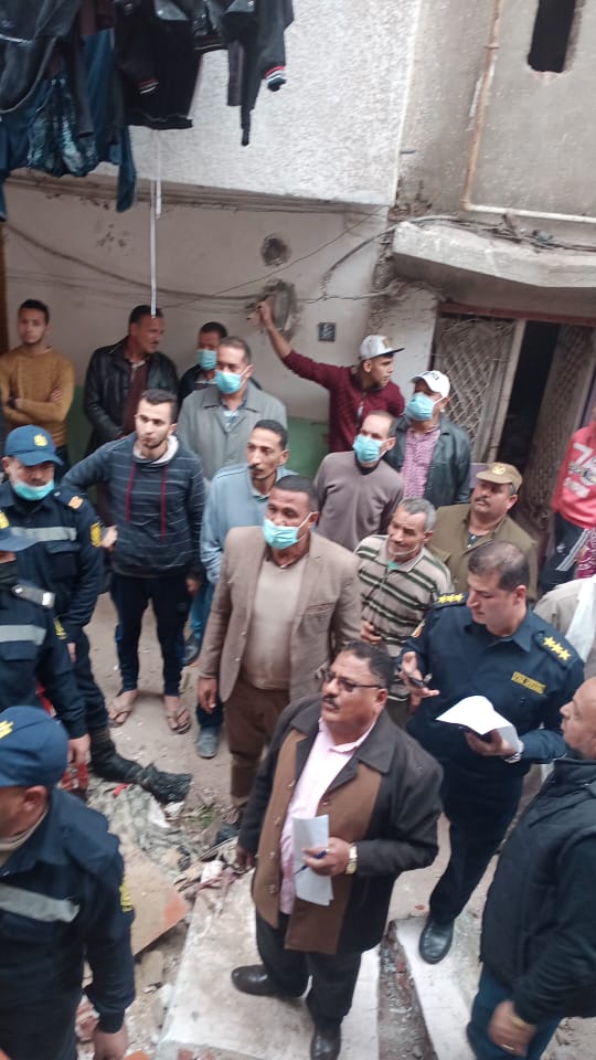 رئيس مدينة دمنهور فى موقع العقار المنهار