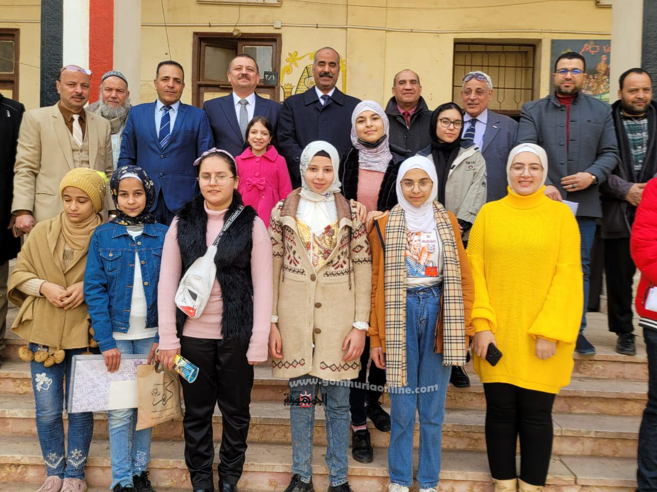 الفولى وسرحان وقيادات التعليم مع المشاركات فى الملتقى الفكرى للفائقات والموهوبات بالإعدادى