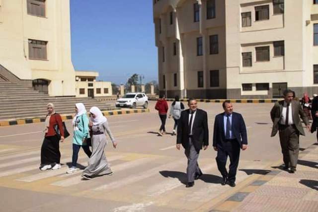 رئيس جامعة كفرالشيخ يتفقد الحرم الجامعى.. بالصور