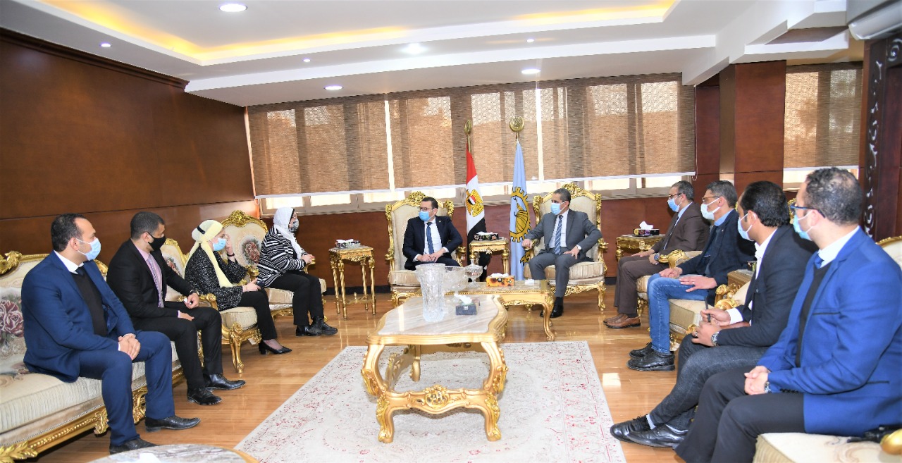 محافظ الغربية يلتقى مندوب مجلس الوزراء لمتابعة مبادرة حياة كريمة.