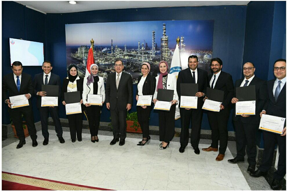 وزير البترول وسط الدفعة الأولى من خريجي البرنامج 