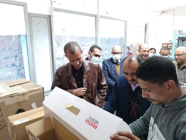 جامعة أسيوط تعلن تلقى مستشفى الأطفال الجامعي 10 أسرة عناية وجهاز الغازات بالدم