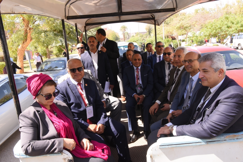 رئيس جامعة أسيوط يصطحب ضيوف الجامعة فى جولة تفقدية بالحرم الجامعى