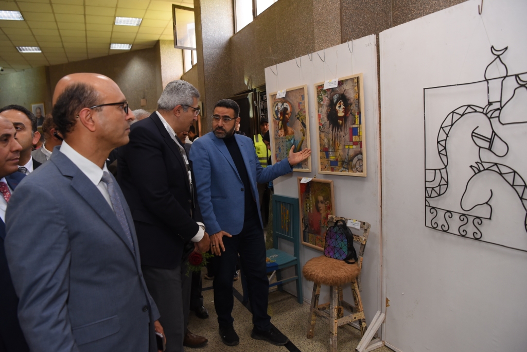 رئيس جامعة أسيوط يصطحب ضيوف الجامعة فى جولة تفقدية بالحرم الجامعى