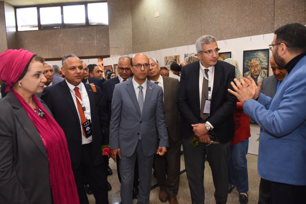 رئيس جامعة أسيوط يصطحب ضيوف الجامعة فى جولة تفقدية بالحرم الجامعى