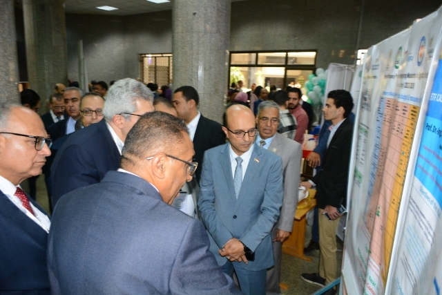 المنشاوى تشهد افتتاح معرض المشروعات البيئية