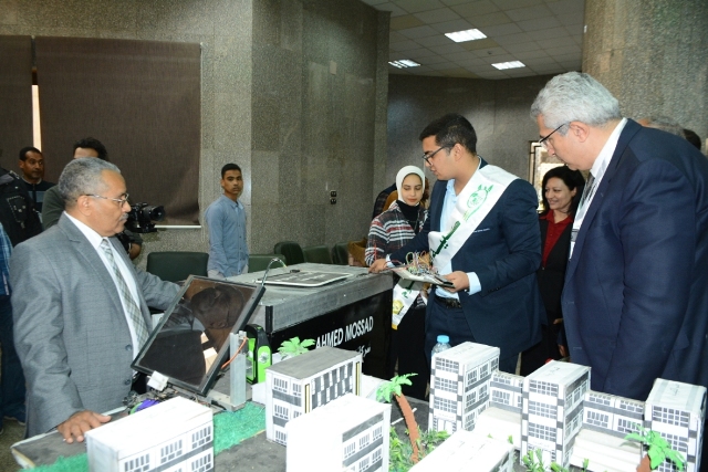 المنشاوى تشهد افتتاح معرض المشروعات البيئية