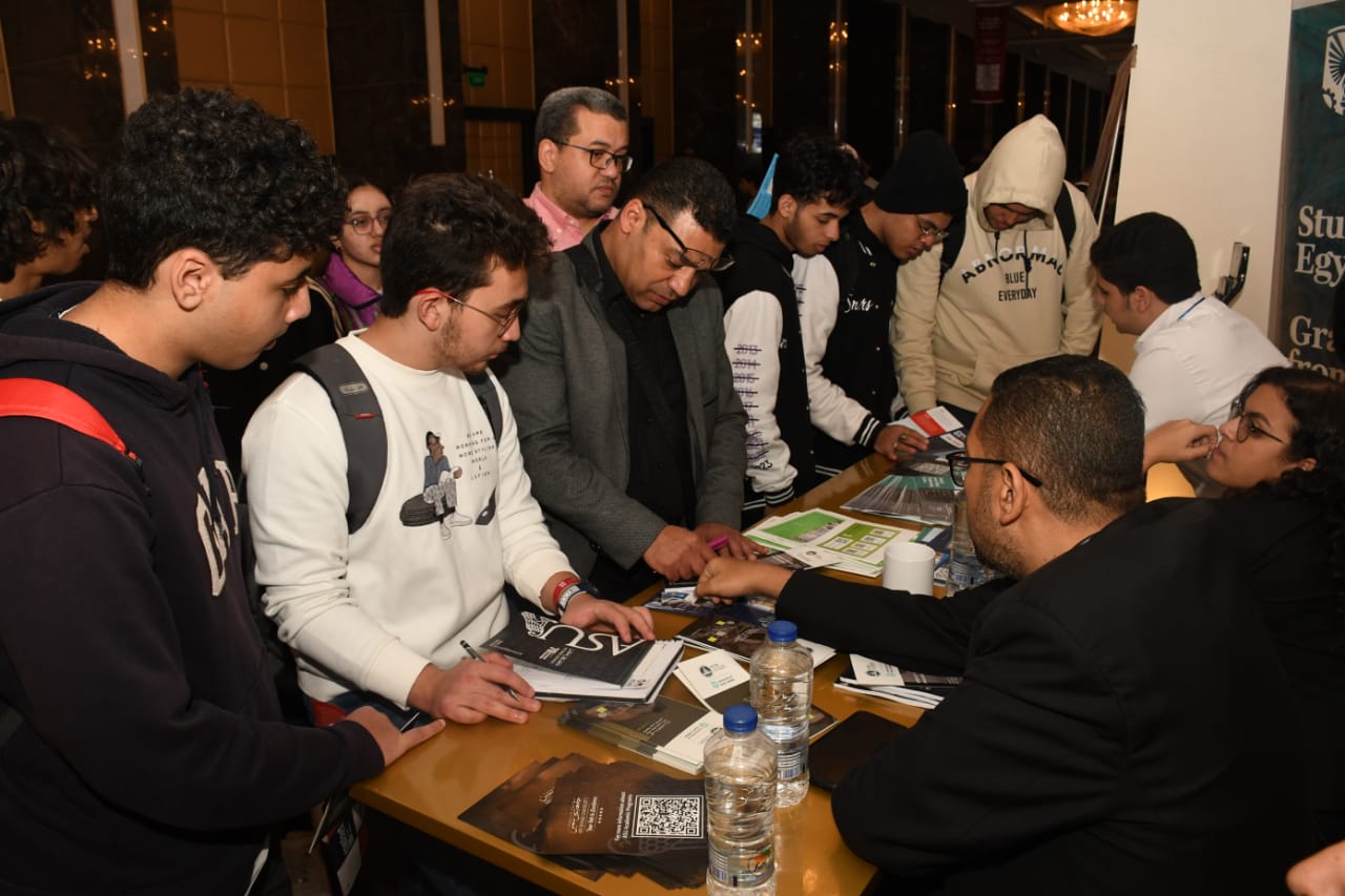 إقبال كثيف على جناح جامعة عين شمس بمعرض 