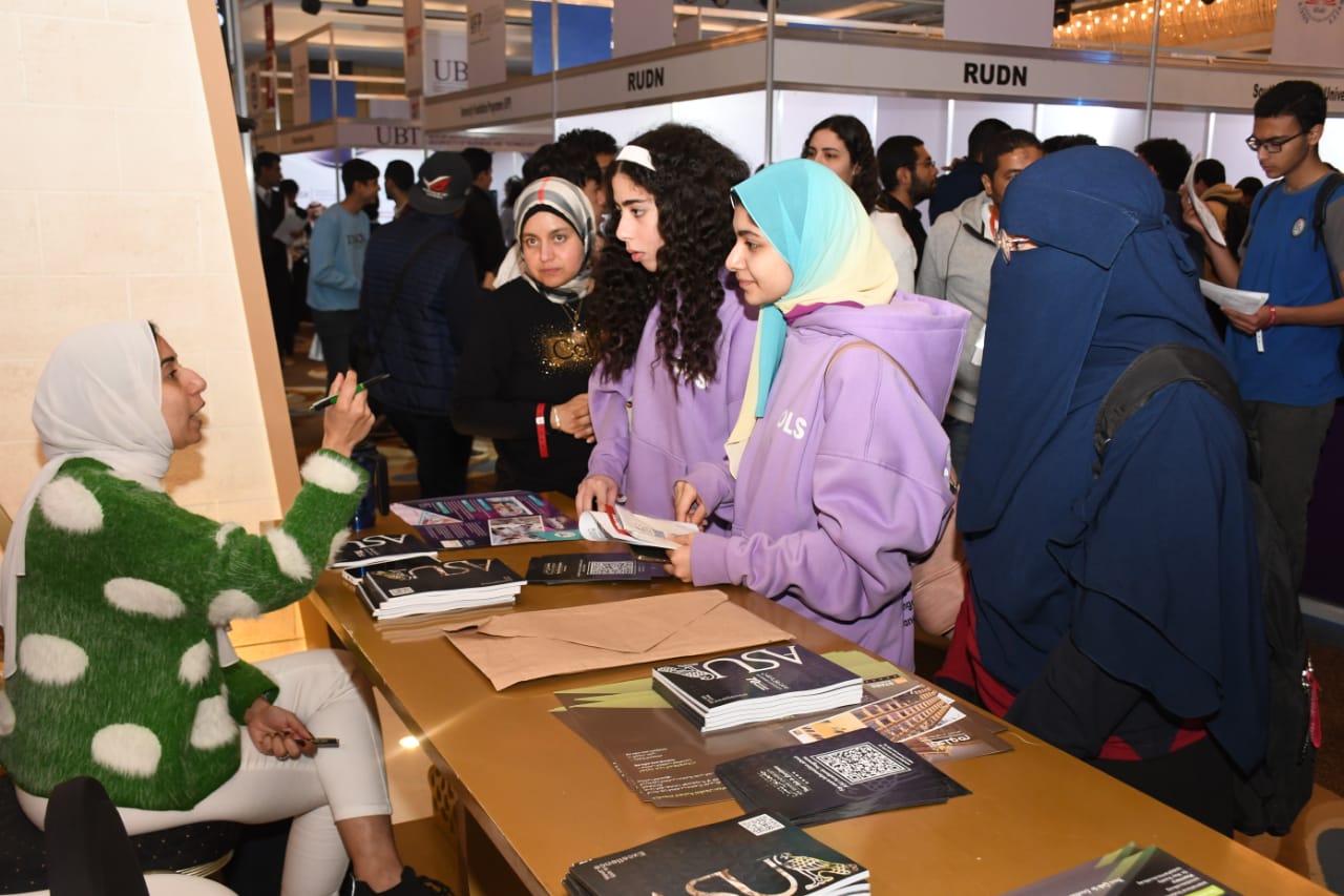إقبال كثيف على جناح جامعة عين شمس بمعرض 