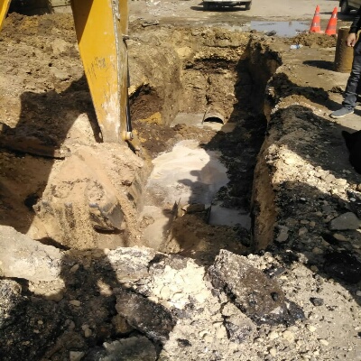 مياه القليوبية تواصل اصلاح كسر مفاجئ بخط طرد 