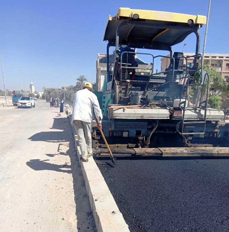 محافظ أسوان يوجه بالإسراع بتنفيذ مشروع تطوير طريقى كيما والسماد 