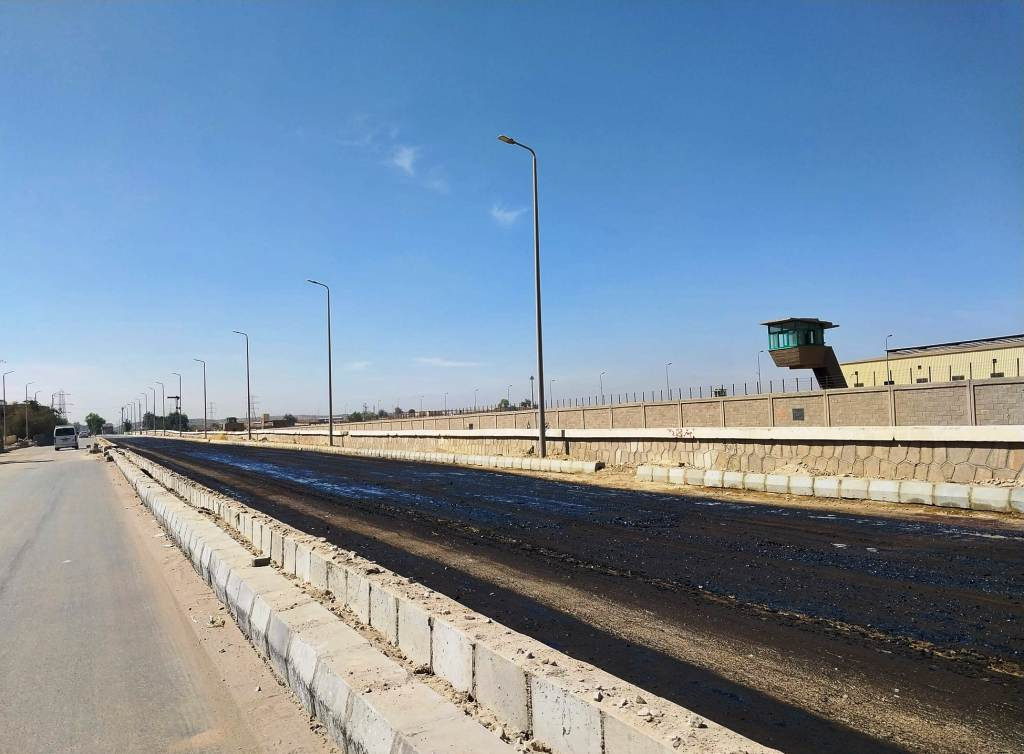 محافظ أسوان يوجه بالإسراع بتنفيذ مشروع تطوير طريقى كيما والسماد 