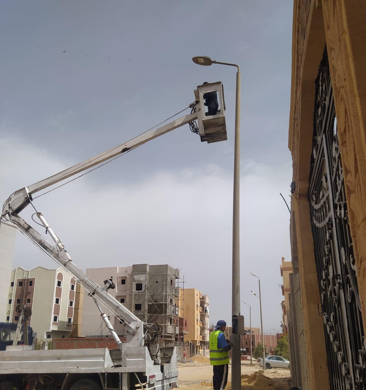 أجهزة مدن النوبارية ودمياط وسوهاج تنفذ أعمال صيانة للكهرباء ورفع كفاءة للطرق والمسطحات الخضراء