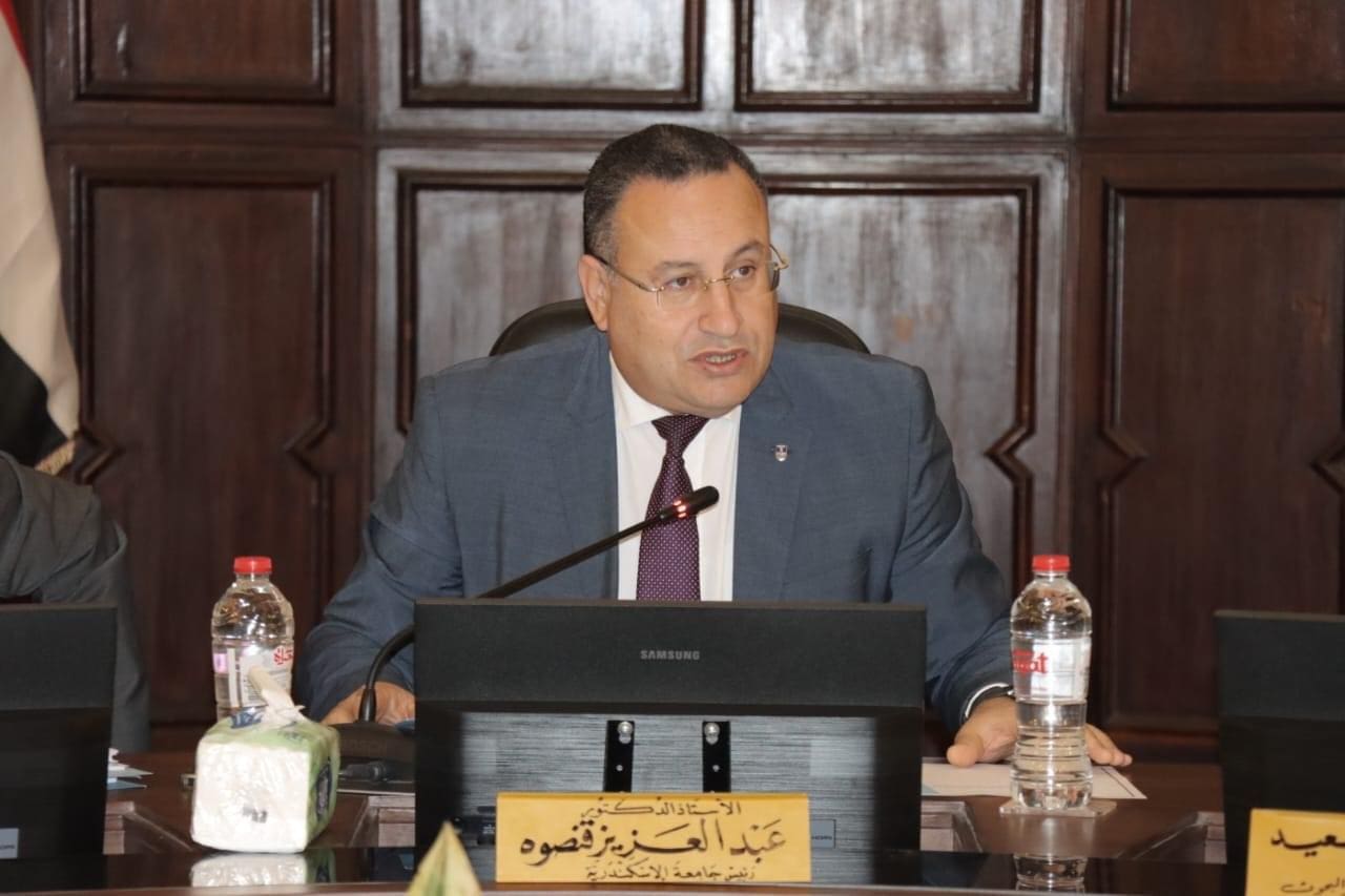 الدكتور عبد العزيز قنصوه رئيس جامعة الإسكندرية