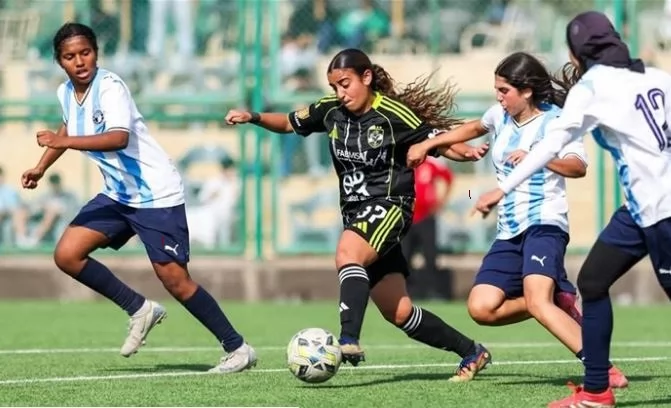 القمة اشتعلت.. الأهلي يكتسح بيراميدز 12 / 0 في دوري الكرة النسائية 